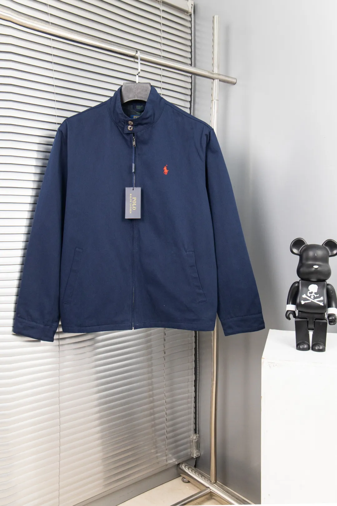 🅿️330 new model number: B129 Ralph Lauren's new 2024 classic old money style stand collar executive zipper jacket 1️⃣Selected from high-quality original developed pure cotton fabrics, with customized plaid lining inside, the overall wearing effect is very soft and comfortable, 2️⃣The workmanship details are perfectly controlled, the chest is exquisitely embroidered with small logos, and the dropped shoulders are made of splicing technology to create a unique design style that highlights your personality! The version is simple but not simple! 3️⃣ Complete with tag accessories, unisex design, and a very versatile jacket for men and women! Color: black, navy, khaki, green Size: S, M, L, XL